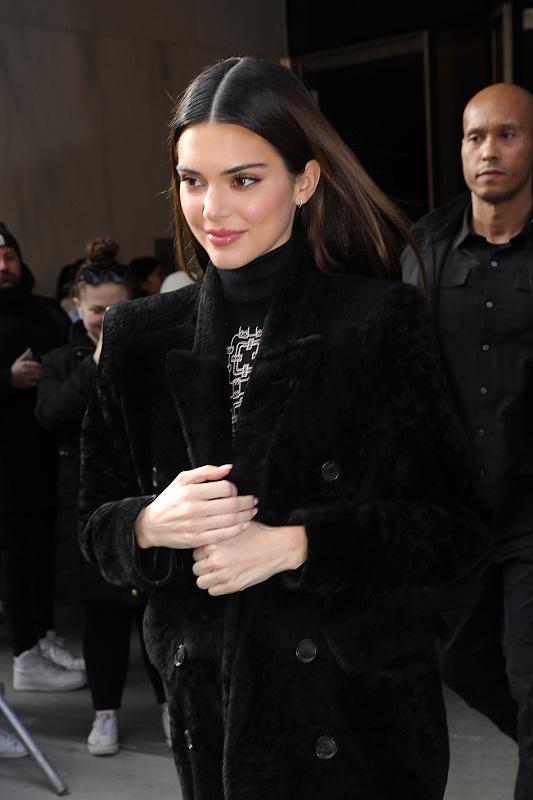 肯豆亮相时尚秀场 大衣配皮裤长发披肩 大步疾走甜笑撩人气场足