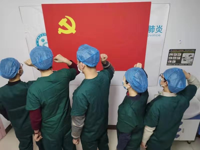 在"旗帜"力量的感召下:新野县人民医院抗疫一线党旗红