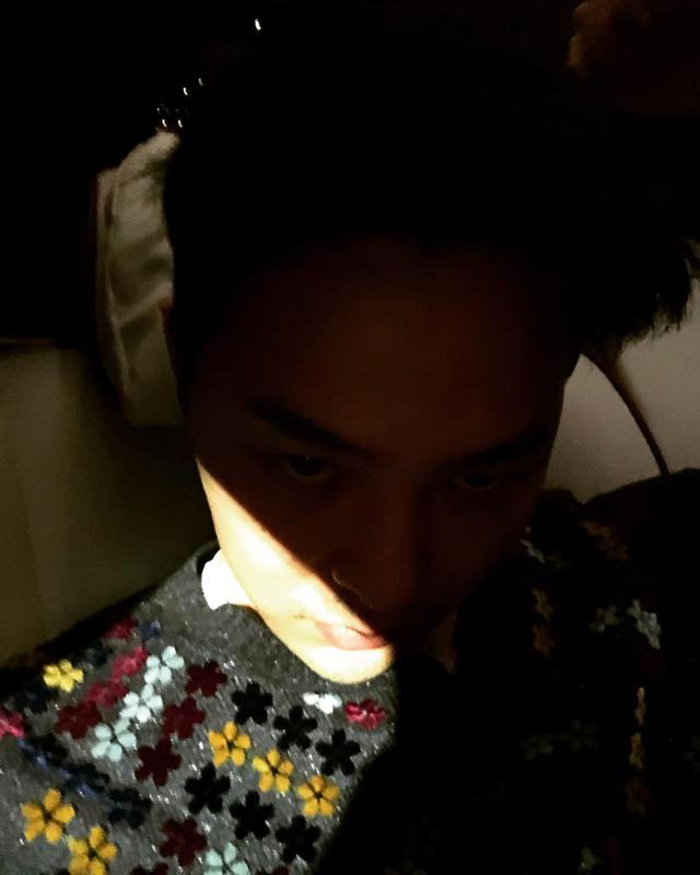 权志龙最新自拍照公开,黑暗中依然闪耀的迷人外貌