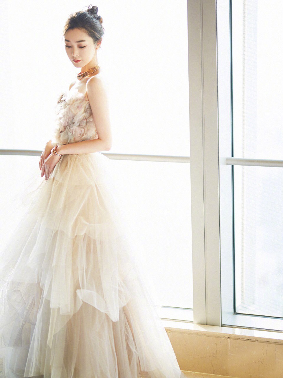 她演伪装者迅速蹿红今穿背带呢子裙配小皮鞋优雅知性