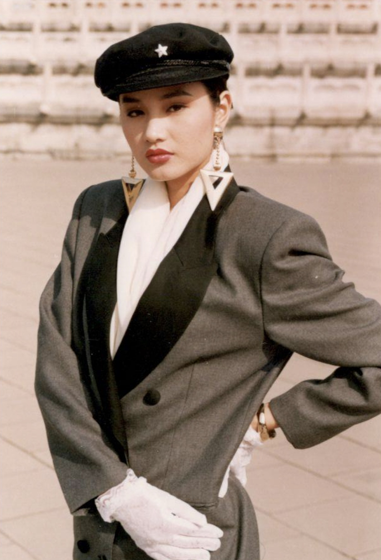 瞿颖年轻时也是一代人的女神,是影视歌多栖发展艺人,那时的瞿颖,长相