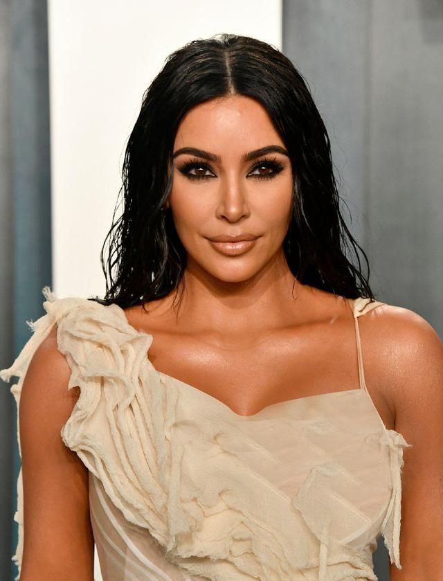 金卡戴珊穿白色露肩长裙奢华高贵凯莉身材呈现完美葫芦型