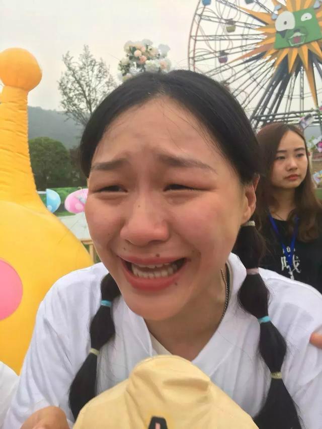 金靖成名背后被同学孤立被人骂丑被公司辞退与男友情断