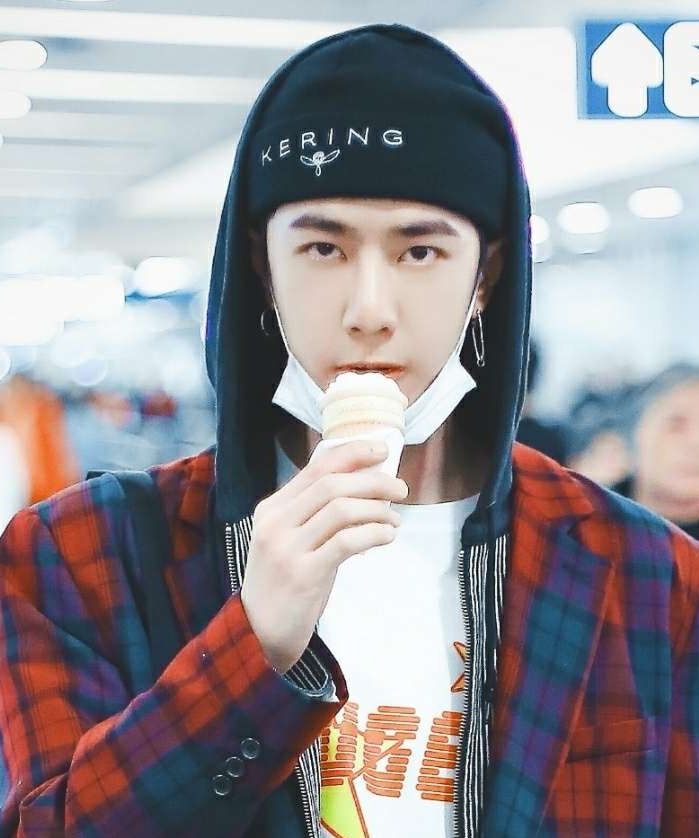 22岁王一博,半永久针织帽造型上线,原来是个隐藏时髦精!