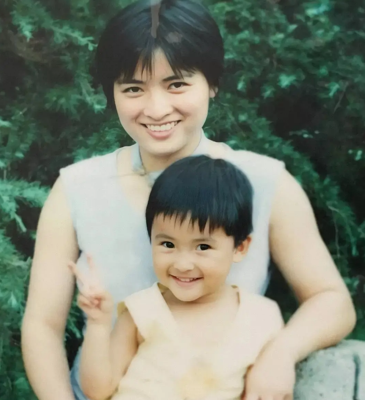 95小花童年旧照:宋祖儿从小美到大,沈月与妈妈年轻时如出一辙