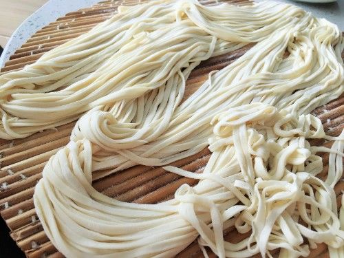 宅在家里做简单清爽手擀面,拌上自己喜欢吃的菜,味道真不错