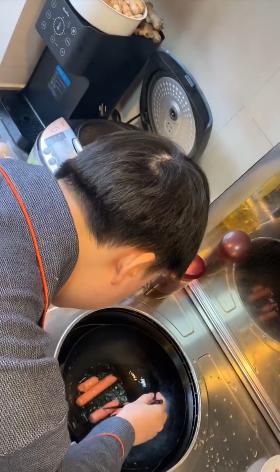 然后再将青椒和鸡蛋混合在一起倒入油锅中,等到青椒和鸡蛋将近八成熟