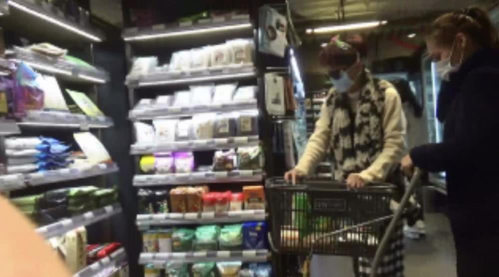 谢霆锋妈妈与老公超市购物，为防病毒戴个两口罩，却被人当街纠错