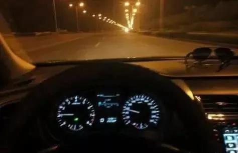 晚上开车记得学会这5个小技巧,汽车好开又安全,聪明人都学了