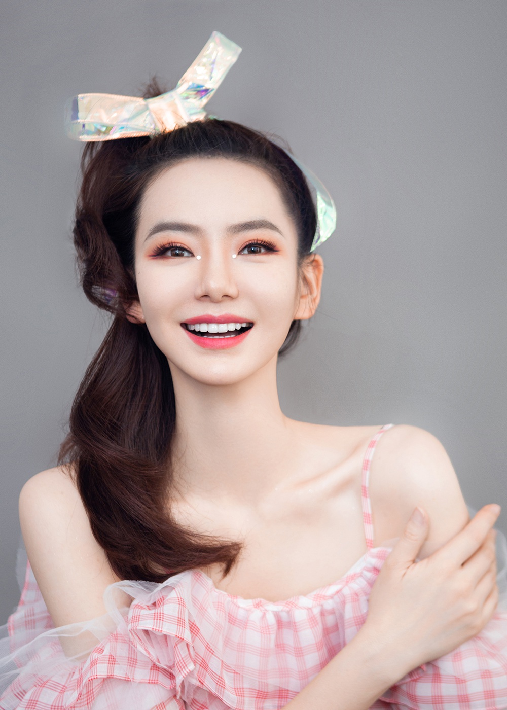 35岁戚薇太少女了!穿粉格上衣搭蓬蓬裙出镜,高扎歪马尾俏皮可爱