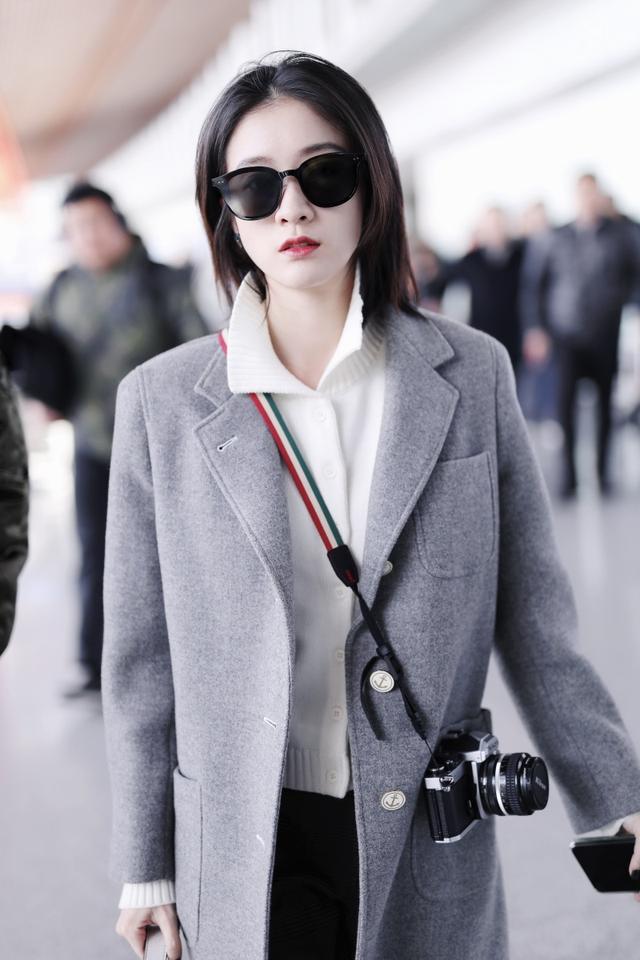 张雪迎穿灰色西装大衣显干练,斜挎相机单手撩发又美又a