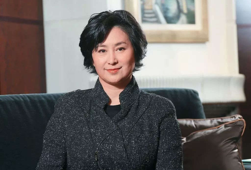 痛失陈百强,和许晋亨离婚,58岁仍未嫁,今携弟捐3550万受称赞