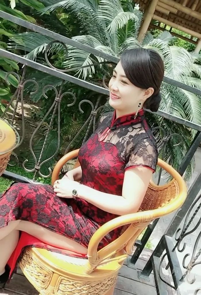 穿着旗袍的辣妈散发着成熟的风韵美