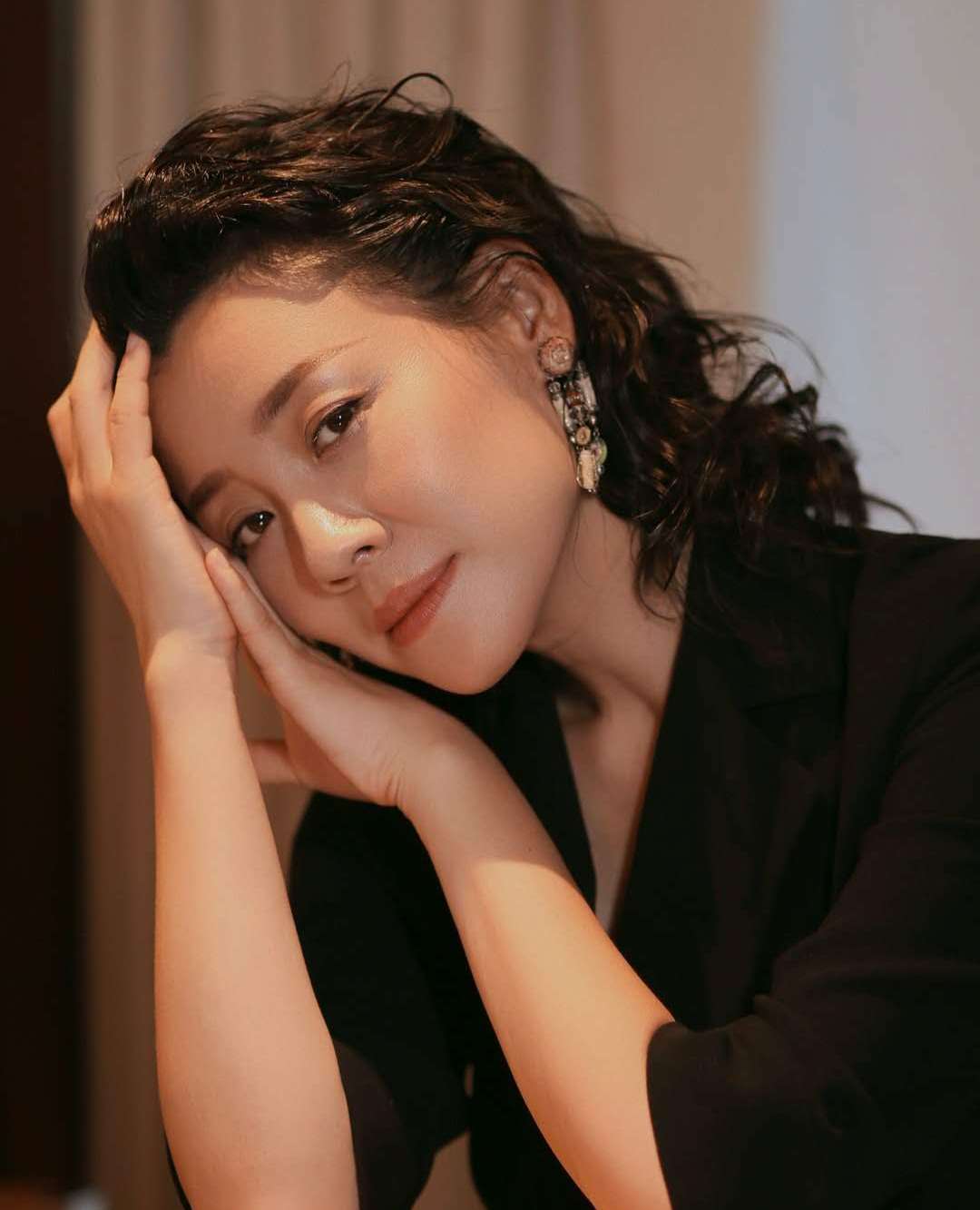 刘琳穿风衣气场也开挂,微胖身材也能穿出小蛮腰,胸以下全是腿