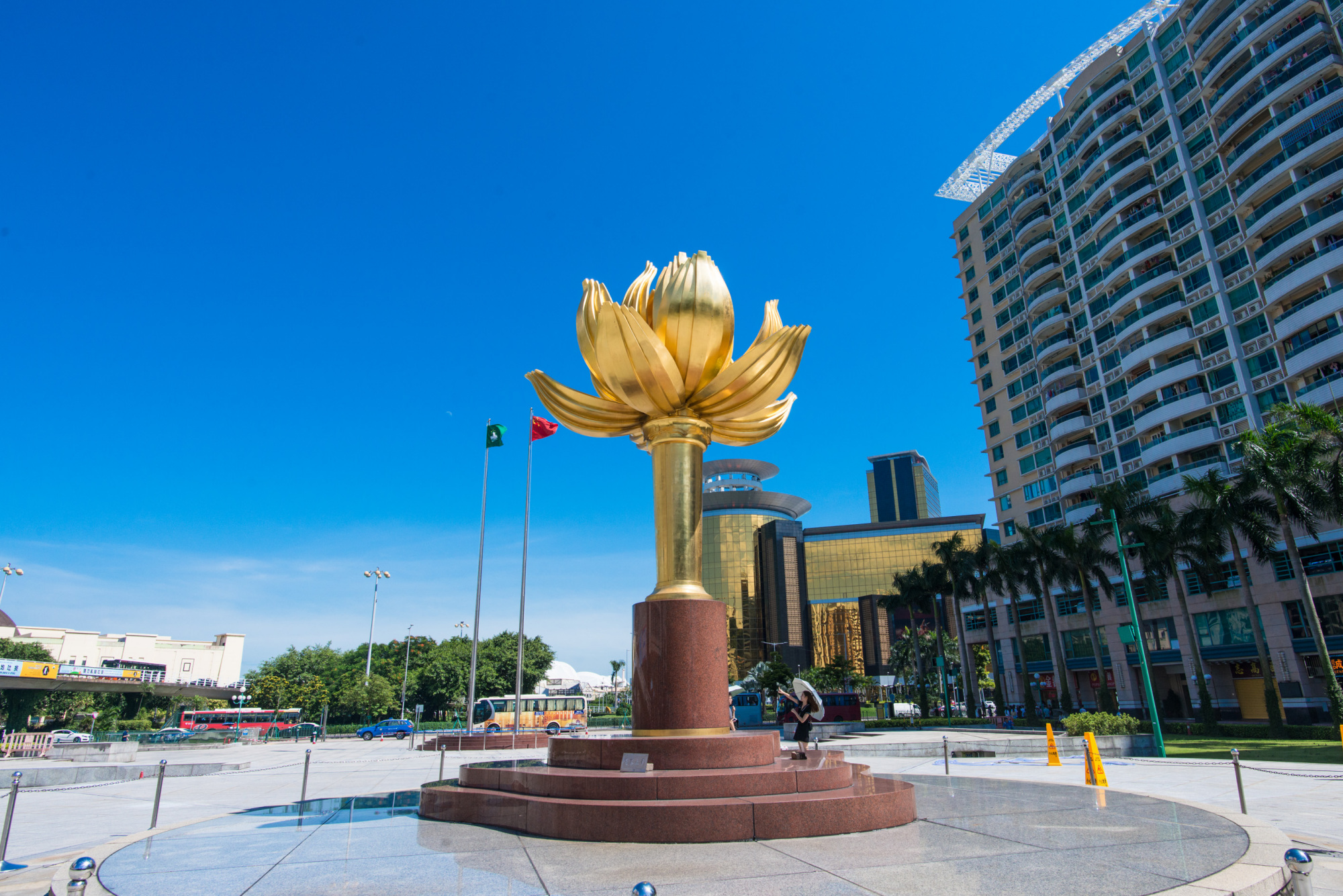 一座广场能成为澳门的地标,竟是因为这尊雕塑|金莲花广场|澳门|雕塑