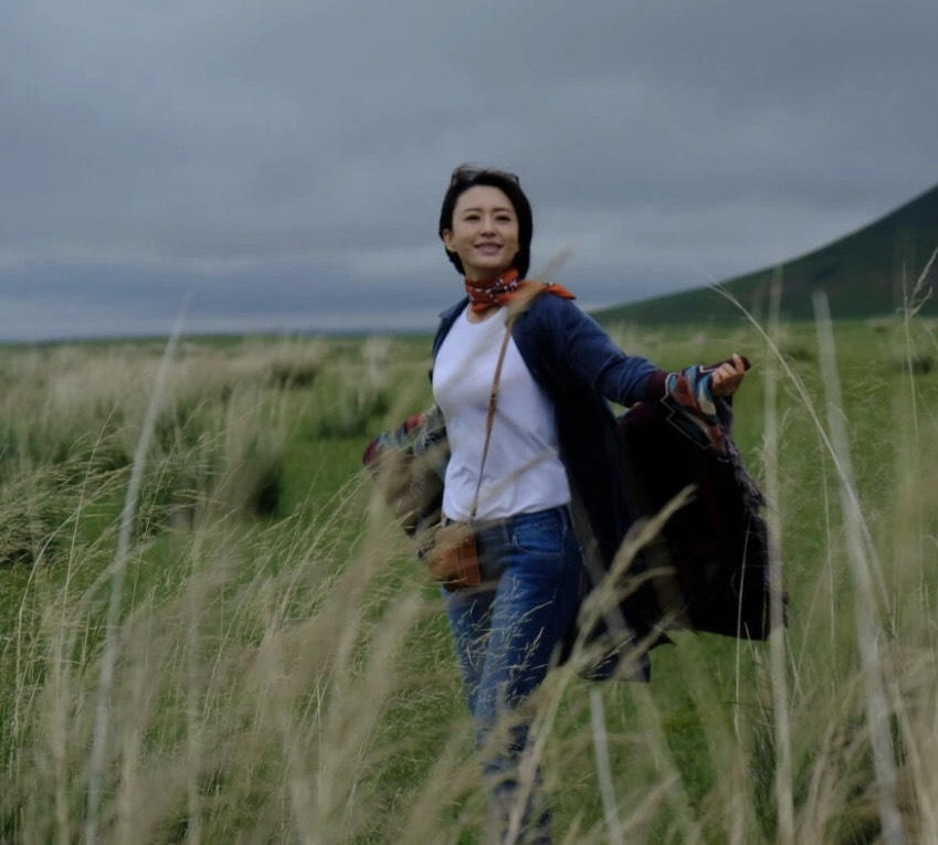 央视主持人张蕾气质太高级!酒红色披肩配牛仔裤简约随性,美腻了