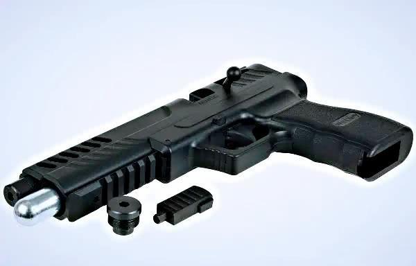 这种气手枪属于枪栓气动操作,由一个12克二氧化碳气罐提供动力,这个