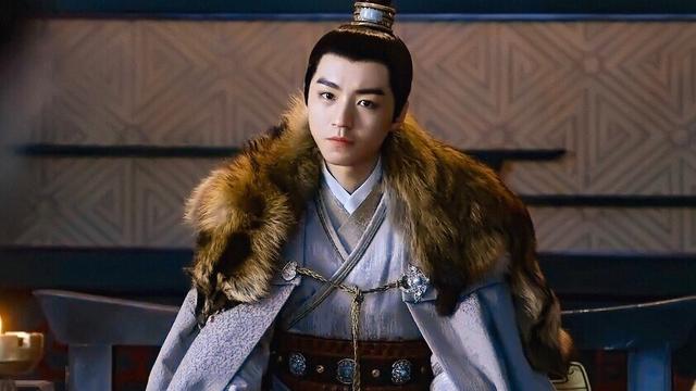 在剧中,王俊凯扮演的角色版型非常的百变,服装风格差异比较大.