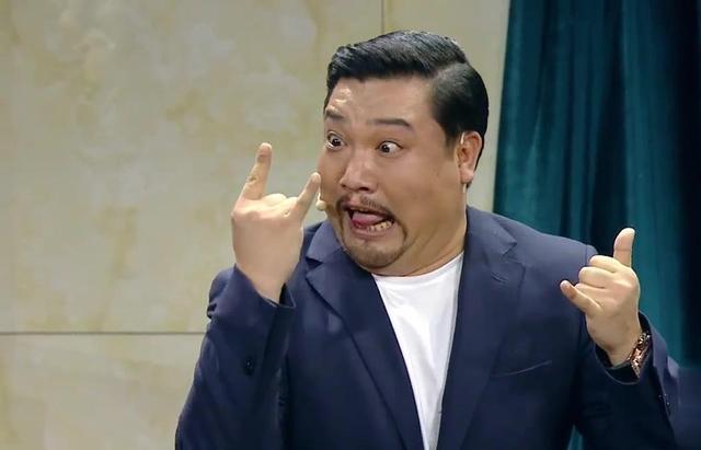 2018年的时候贾冰还登上了春晚的舞台和蔡明,潘长江一起表演了小品