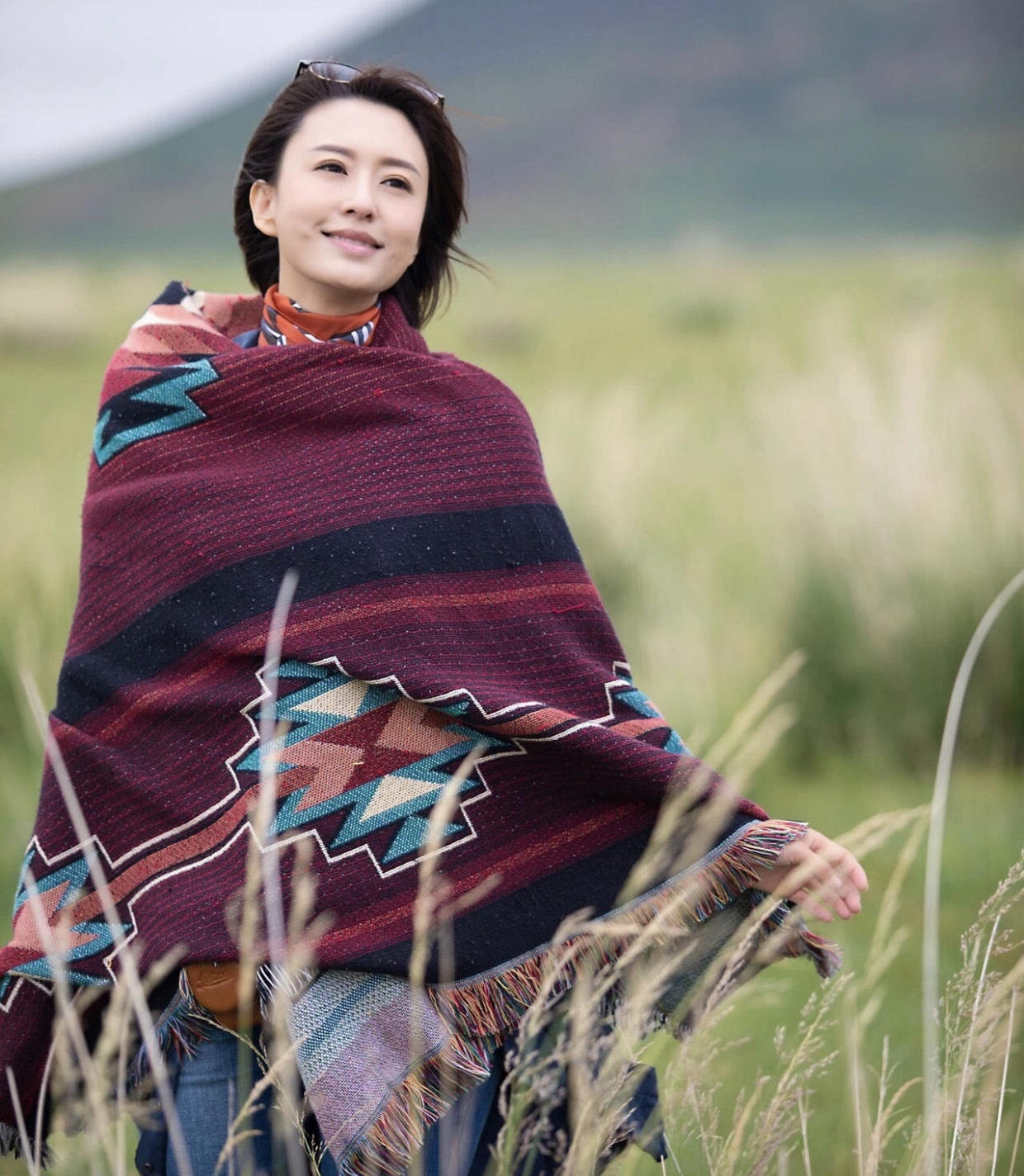 央视主持人张蕾气质太高级!酒红色披肩配牛仔裤简约随性,美腻了