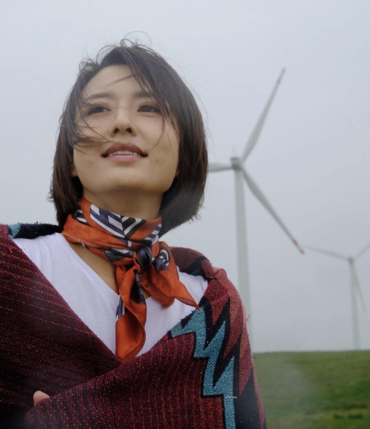 央视主持人张蕾气质太高级!酒红色披肩配牛仔裤简约随性,美腻了