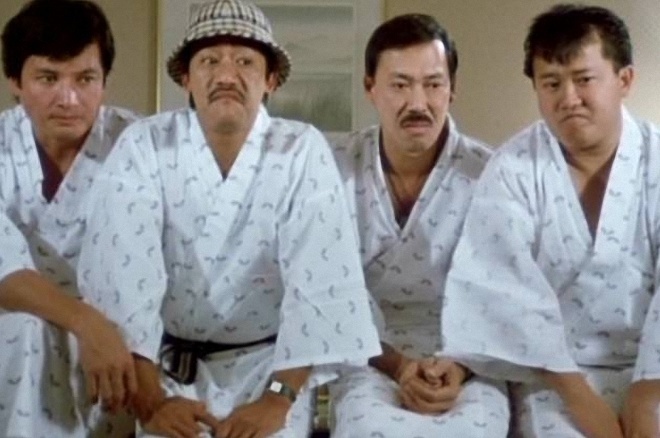 还记得五福星的他吗曾比周星驰还红满头白发仍在拍戏