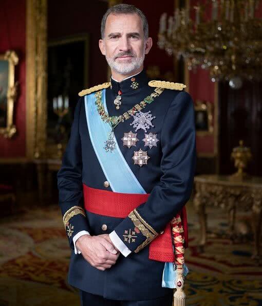 莱蒂齐亚穿的是隆重晚礼服的缘故,费利佩自然也是配合的,一身墨色军装