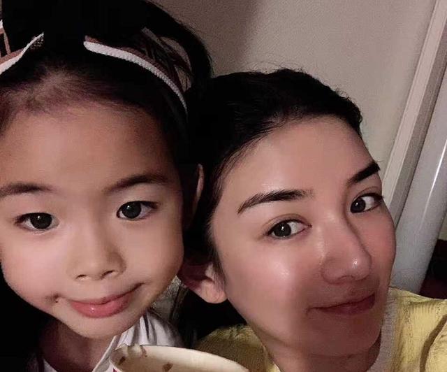 黄奕给黄芊玲吹干头发女儿突然双手合十祈福被捕的父亲黄毅清