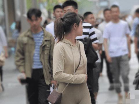 看得出来,这位美女穿的是C字裤吧?|美女|小姐姐|白T恤|内搭|运动裤_新浪新闻