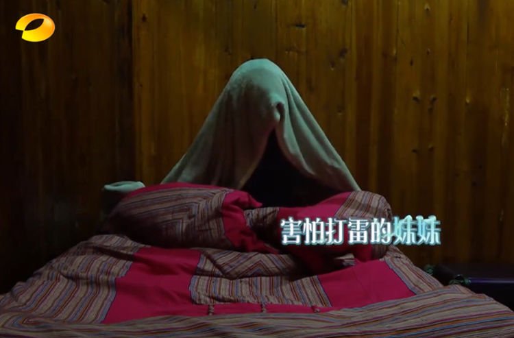 张子枫害怕打雷拿毯子蒙头黄磊出来看到后像爸爸暖心安慰