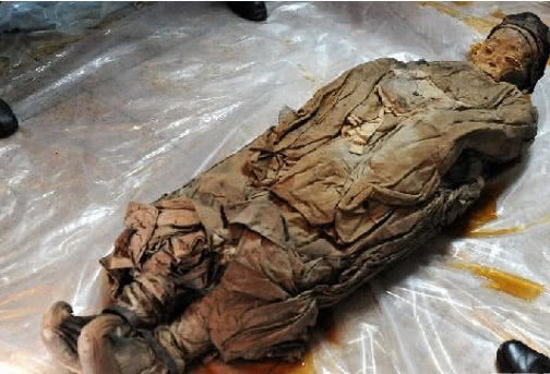 文革时出土具身穿龙袍的女尸,几百年尸身竟没腐朽,身份让人意外