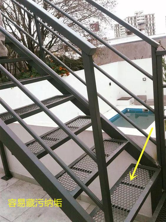 买了复式楼不现浇楼梯,搭建悬空钢网楼梯,邻居:上下楼心也悬着