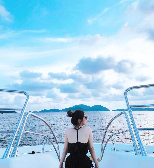 邓紫棋穿泳衣秀身材,背影看着只有80斤,瘦下来的她简直开挂