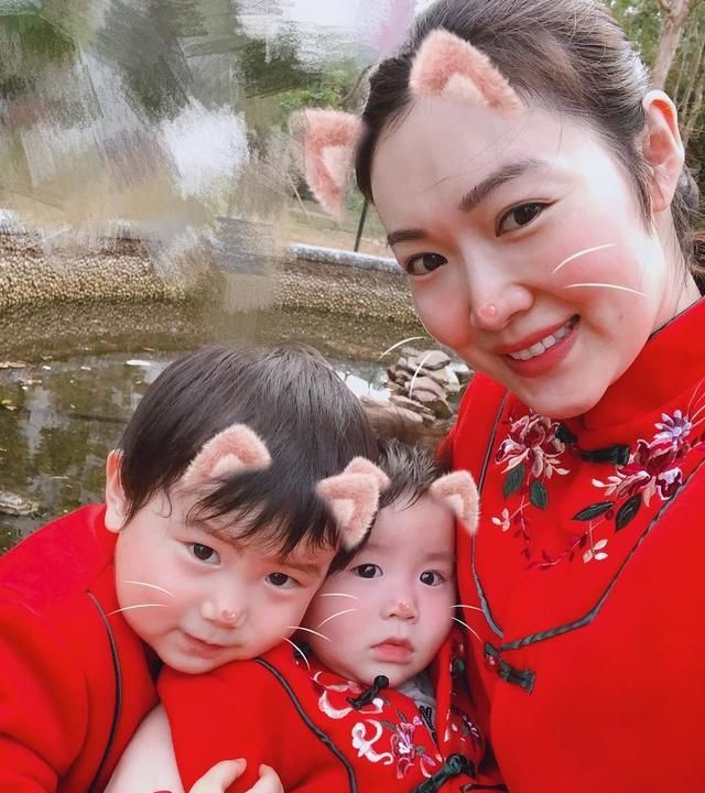 赵薇老公前任叶翠翠诞下第三胎儿子,素颜照比赵薇还美