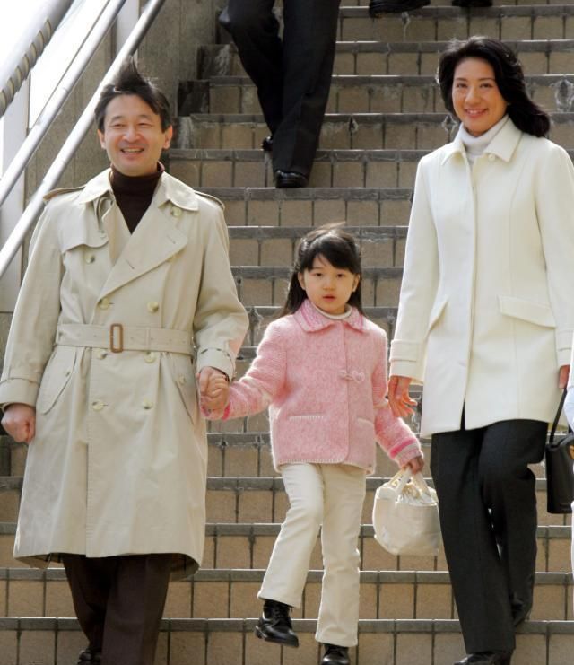 但是自从嫁入日本皇室后,从外交官转变为日本皇后,即便拥有德仁的承诺