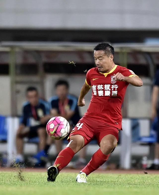 他曾被誉为全能中场,绰号小牛|闫峰|甲a|小牛_新浪新闻