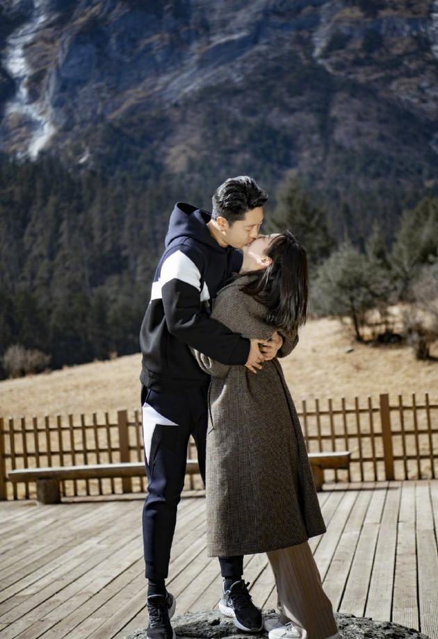 凌潇肃加入护士群,发了接近10万元的红包,唐一菲拒绝和护士合影