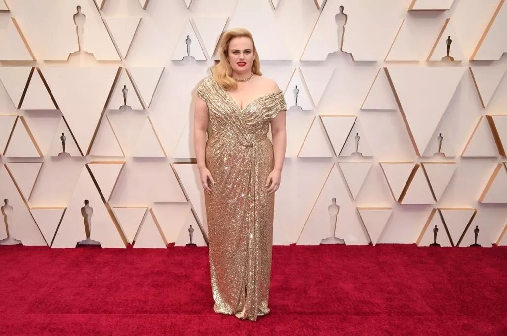 颁奖典礼上,参演了去年年度烂片《猫》的蕾贝尔·威尔森和詹姆斯