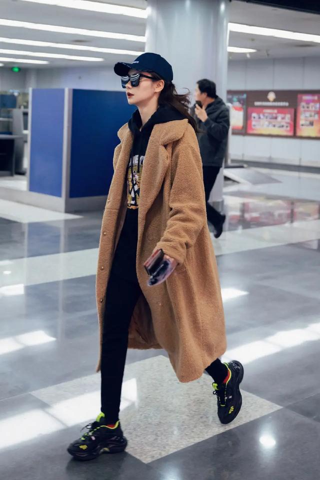 戚薇机场秀,穿驼色大衣配黑色铅笔裤