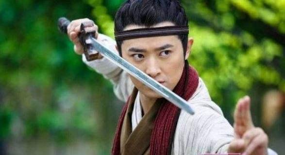 男明星古装拿剑造型,这次真被罗云熙和易烊千玺帅到了