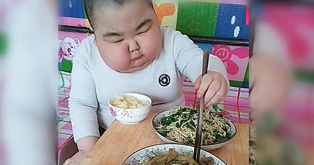 孩子胖的都睁不开眼了,还想着吃肉,只想说孩子的父母该醒醒了