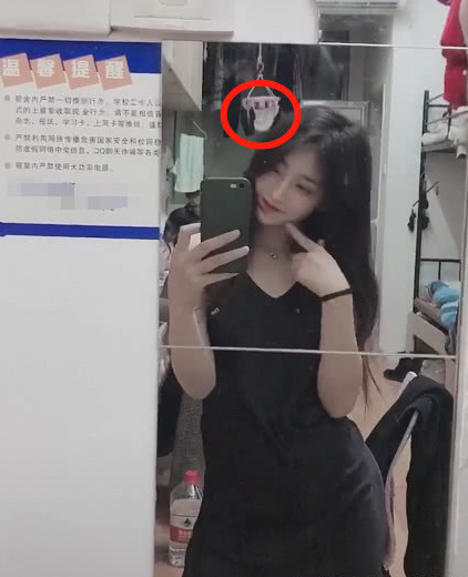 女大学生宿舍拍照,长相甜美,镜头后面的