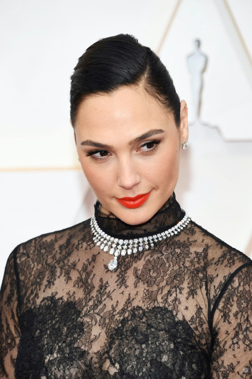 当天现身活动的盖尔·加朵,将一头黑发扎成了丸子头发型,还画上了一抹