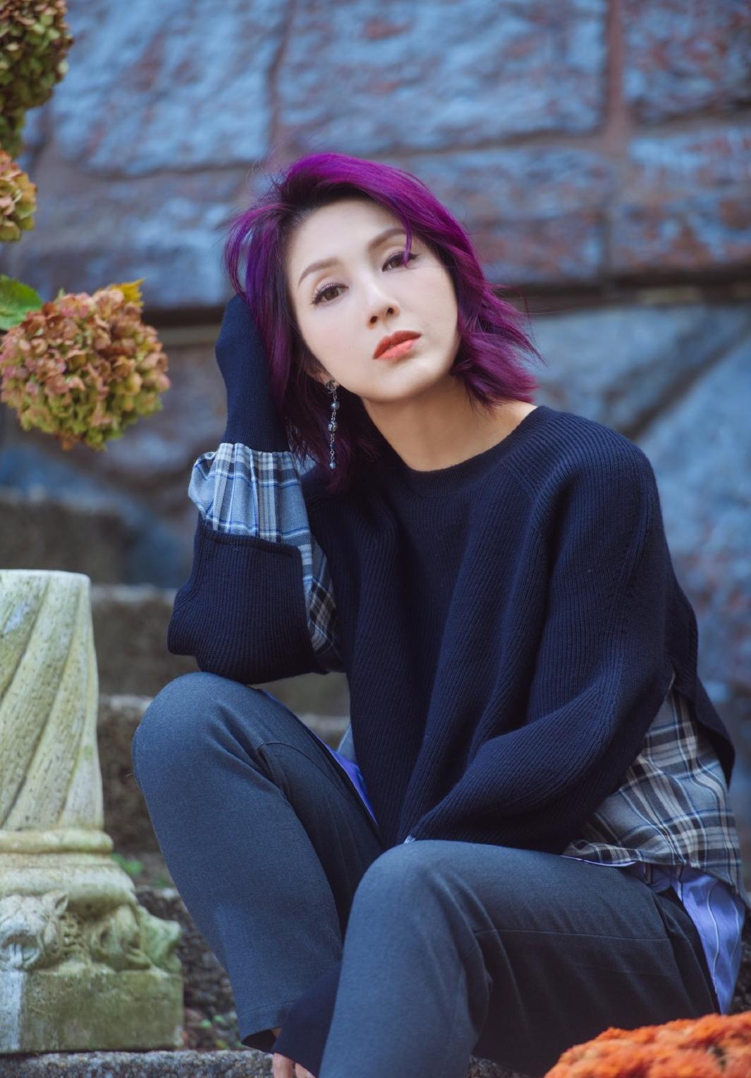 杨千嬅真敢穿羽绒服棉马甲叠穿接地气46岁染紫色头发潮力四射