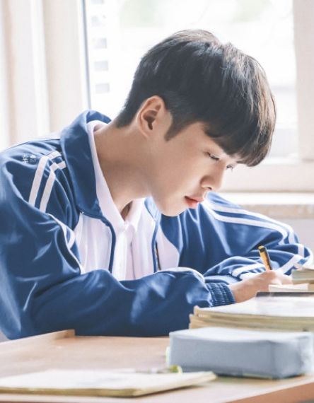 张若昀"校园风"写真流出,精致五官搭配烈焰红唇,帅到不敢直视