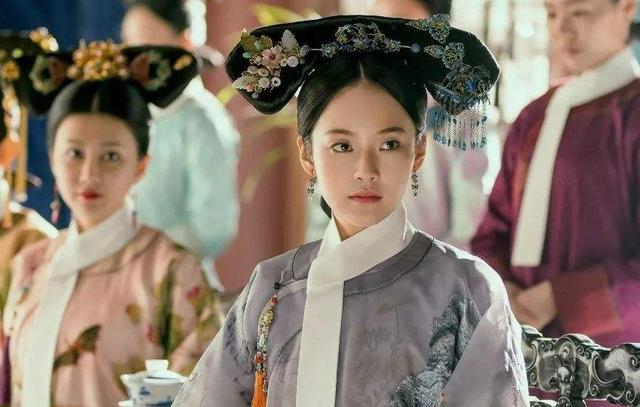 她13岁被纳入后宫深受皇宠与令妃相抗衡死后乾隆亲自祭奠