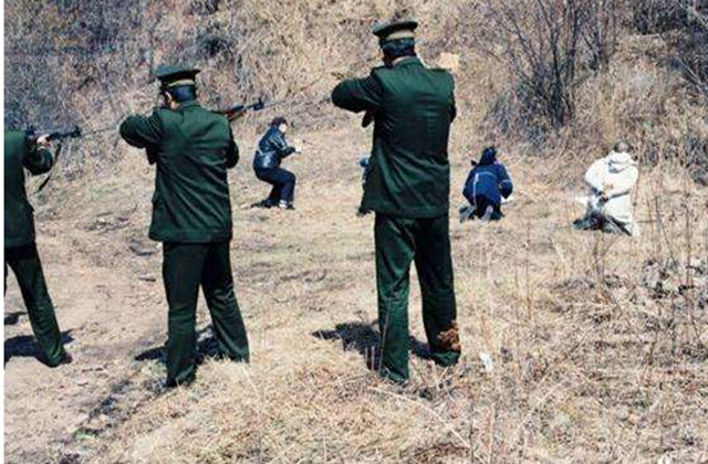 各国最原始枪毙死刑犯都用这样的方式,直到有些国家能够保留有这样的