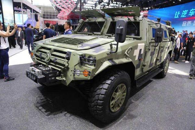 在采访视频中,新型的四轮装甲越野车正在复杂的碎土泥泞地形中进行