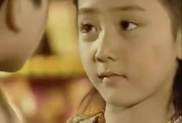 演童年时期的小佩瑶的,是潘之琳,也就是《老房有喜》中的小海燕,真的