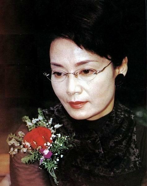 把演戏做成一生的事业,晚年无子遁入空门|人到中年|潘虹|遁入空门